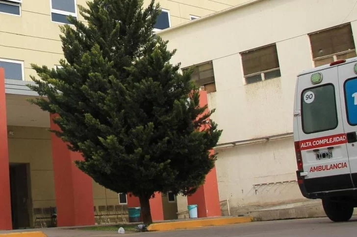 Un joven motociclista terminó internado con fracturas múltiples al chocar con un auto