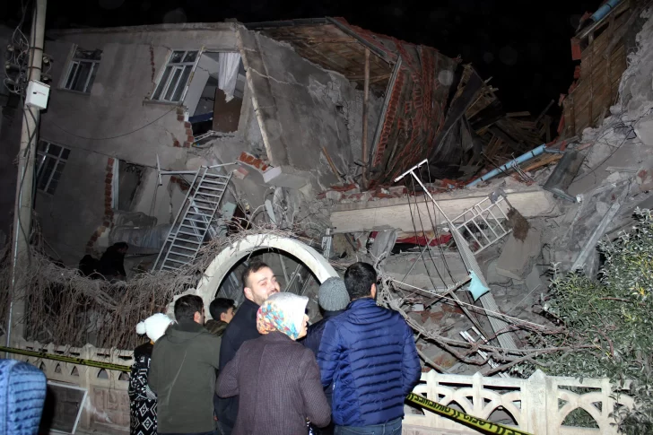 Terror y al menos 14 muertos por un terremoto en Turquía