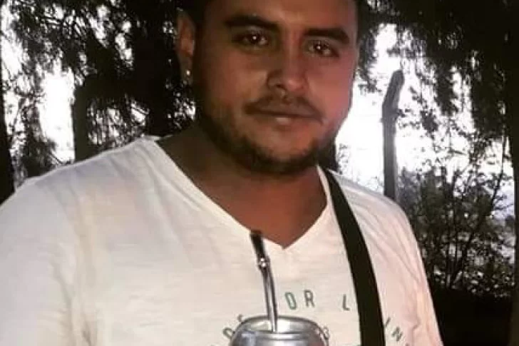 Lo peor para un motociclista que chocó contra un colectivo