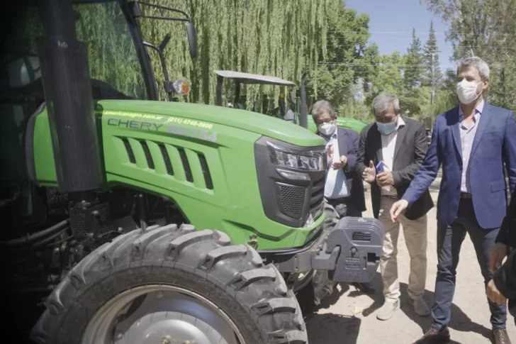 Uñac entregó maquinaria e inauguró un mercado popular y una bodega en Calingasta