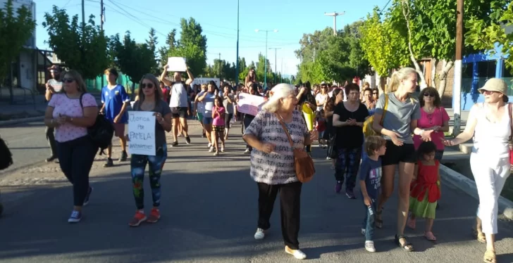 Ella, tranquila, alegre y de perfil bajo y él, miembro de una familia conflictiva y temida