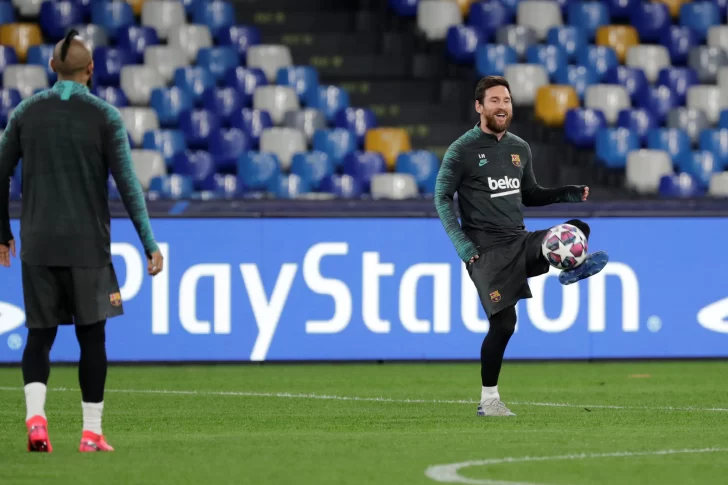 Messi juega en la casa de Diego en Nápoles
