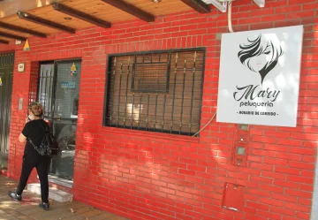 Peluqueros esperan respuestas y se las arreglan con ahorros y dinero prestado Peluqueros esperan respuestas y se las arreglan con ahorros y dinero prestado