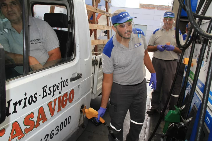 En un año cargar el tanque pasó de poco más del 8% al 10% de un sueldo