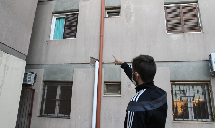 Entran por una ventana, la maltratan para robarle la jubilación y encima se le burlan
