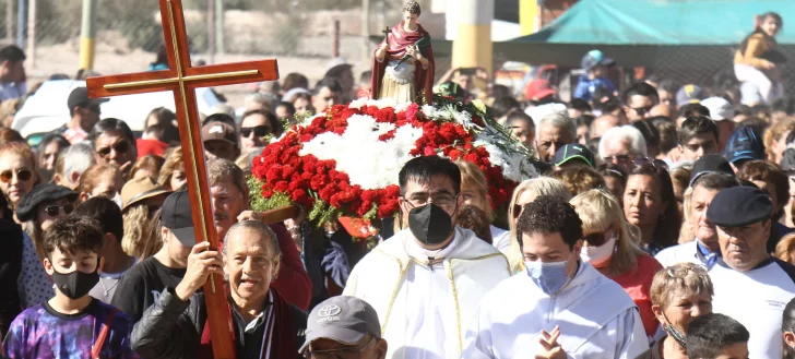 La gente caminó junto a San Expedito para agradecer por la salud y el trabajo
