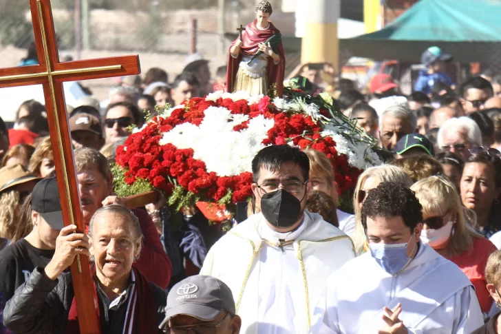 La gente caminó junto a San Expedito para agradecer por la salud y el trabajo