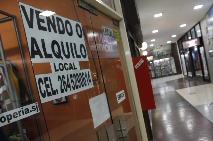 Para ahorrar costos, los negocios del centro se mudan a locales más chicos