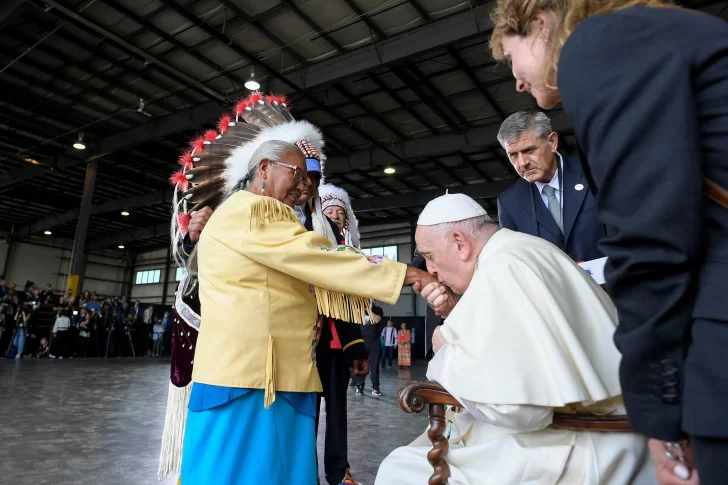 El Papa recibe el saludo de indígenas en Canadá