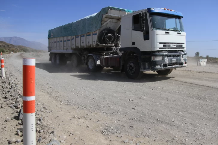 Quejas por la polvareda que levanta el desvío de la obra frenada de la Ruta 40