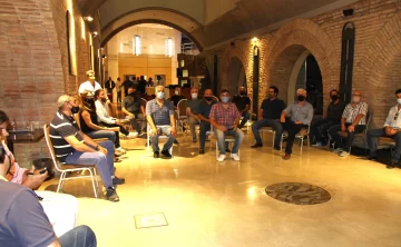 Animos caldeados por los contratos, en una reunión de los proveedores mineros locales