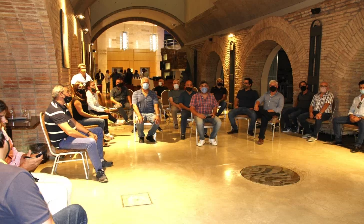 Animos caldeados por los contratos, en una reunión de los proveedores mineros locales