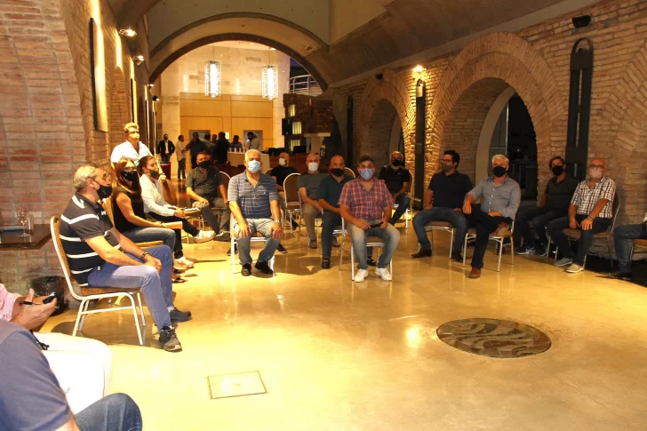 Animos caldeados por los contratos, en una reunión de los proveedores mineros locales