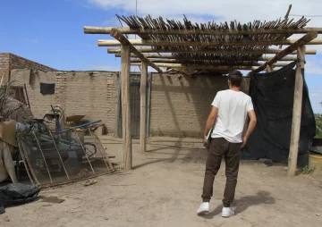 Simuló ser policía y con 4 más asaltó a una pareja de Bolivia Simuló ser policía y con 4 más asaltó a una pareja de Bolivia