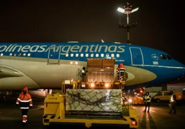 Llegaron más de 380.000 dosis de la vacuna china de Sinopharm