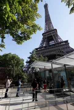 Subiendo las escaleras por la Torre Eiffel