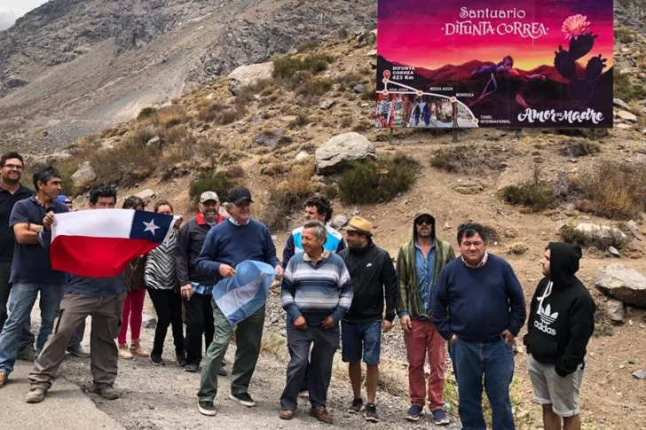 Los fieles sanjuaninos que instalaron un cartel de la Difunta Correa en tierra chilena