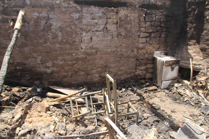 Humilde familia, sin nada por el fuego