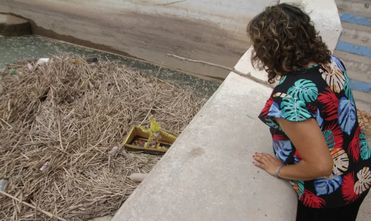 Espanto por los gualichos que flotan sobre las aguas del dique San Emiliano Espanto por los gualichos que flotan sobre las aguas del dique San Emiliano