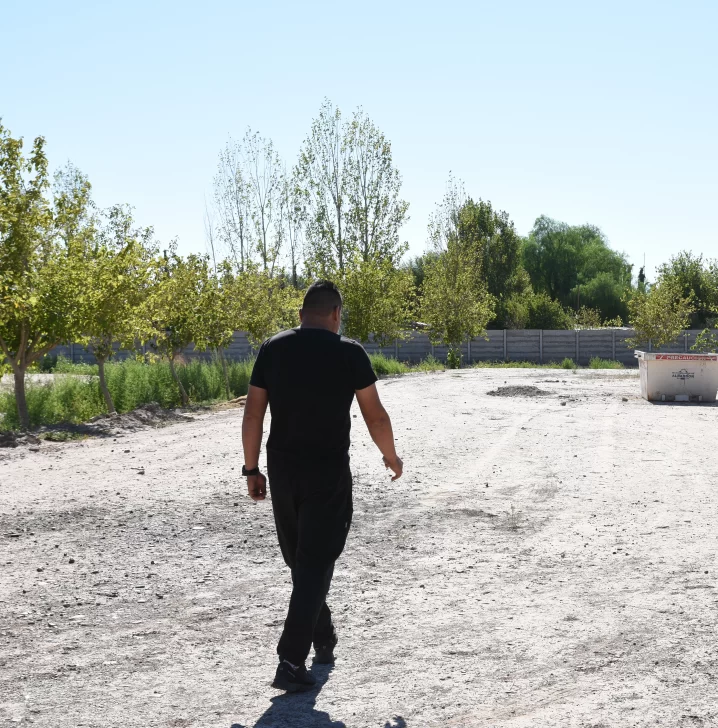Los vecinos que se quejan porque la plaza del barrio está abandonada y parece un desierto Los vecinos que se quejan porque la plaza del barrio está abandonada y parece un desierto