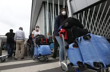 Cepo a los vuelos cuando se disparan los contagios: casi 13.000 en un solo día Cepo a los vuelos cuando se disparan los contagios: casi 13.000 en un solo día