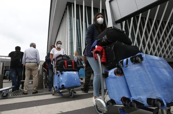 Cepo a los vuelos cuando se disparan los contagios: casi 13.000 en un solo día Cepo a los vuelos cuando se disparan los contagios: casi 13.000 en un solo día