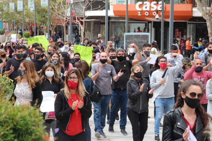 Unos 200 empleados de comercio marcharon por el horario de corrido