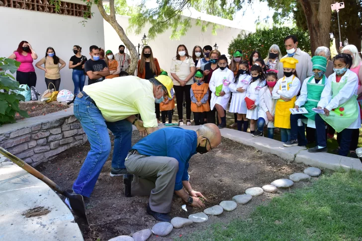 Abuelos y alumnos hicieron una huerta para educar en la Casa de Sarmiento