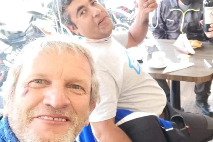 Docente muerto en Córdoba: dicen que se abrió de más en la curva y que perdió el casco