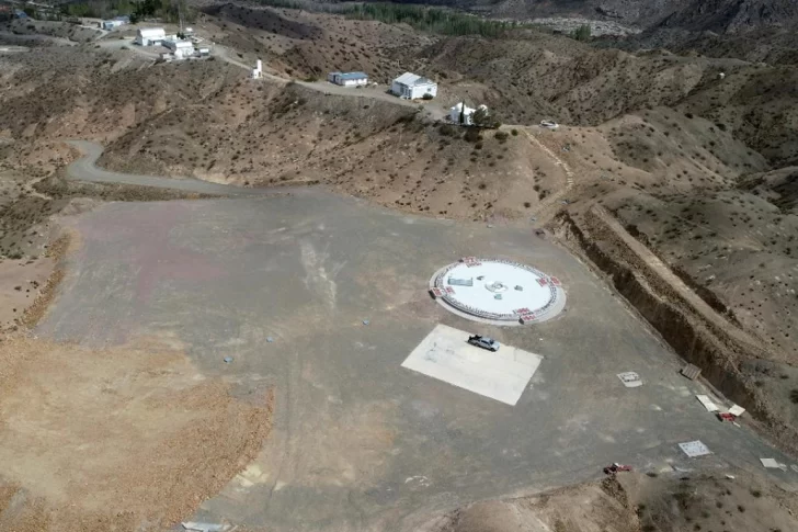 Con la llegada de tres técnicos alemanes se completa la obra civil del radiotelescopio
