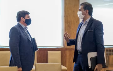 Llega el ministro de Desarrollo Social con fondos tras el terremoto