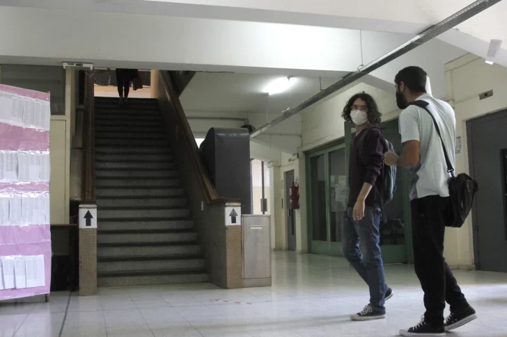 Pase sanitario: el Rectorado enfría el tema y los decanos enfrentan posturas