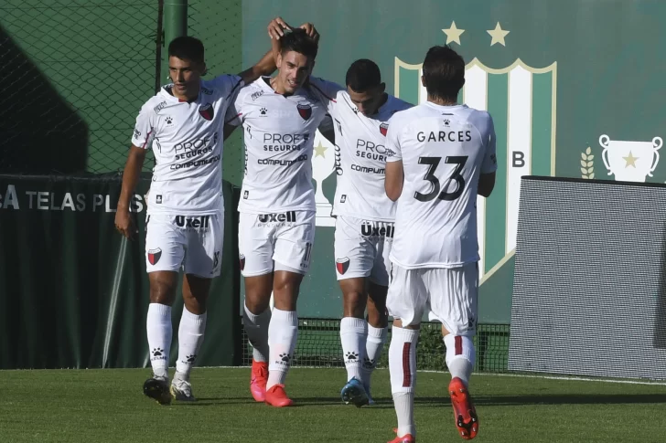 El Sabalero goleó y manda