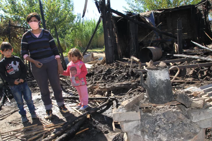 Queman el rancho de familia pobre y les roban un caballo y mercadería