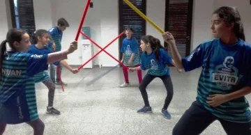 Ahora, los chicos hacen desde lucha hasta nado sincronizado