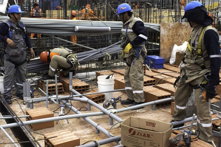 Por falta de insumos se demoran obras y empresas adelantan las vacaciones