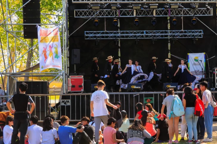 Festejo juvenil en Angaco