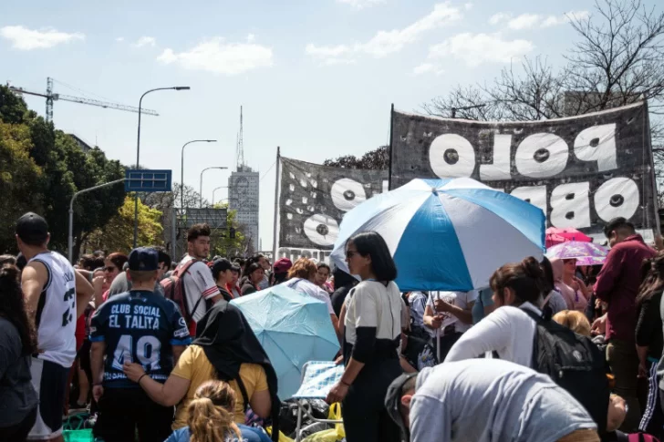 Piqueteros endurecen el acampe