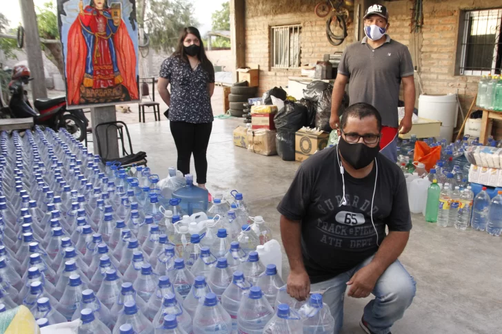 Mientras donan agua en bidones para Mogna, OSSE planea hacer un acueducto