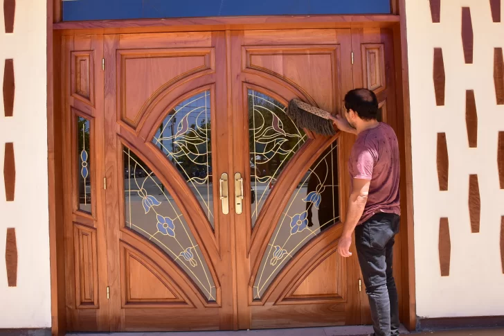 Por agradecimiento, donaron una puerta artesanal para el templo de Santa Bárbara