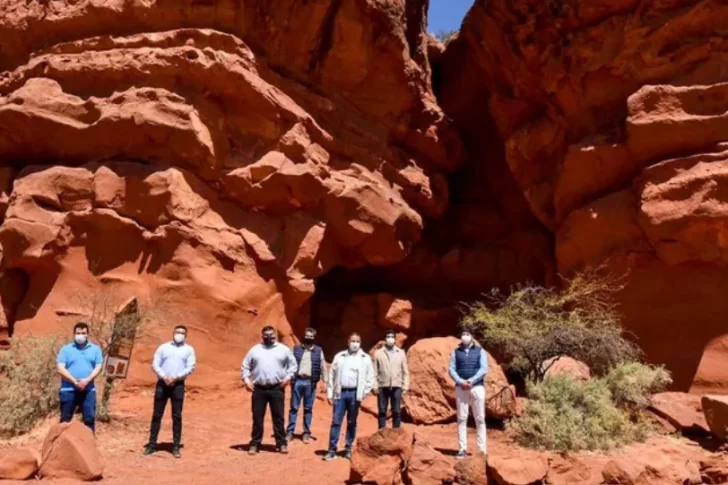 Unos domos para simular la vida en Marte sobre rojizas tierras riojanas