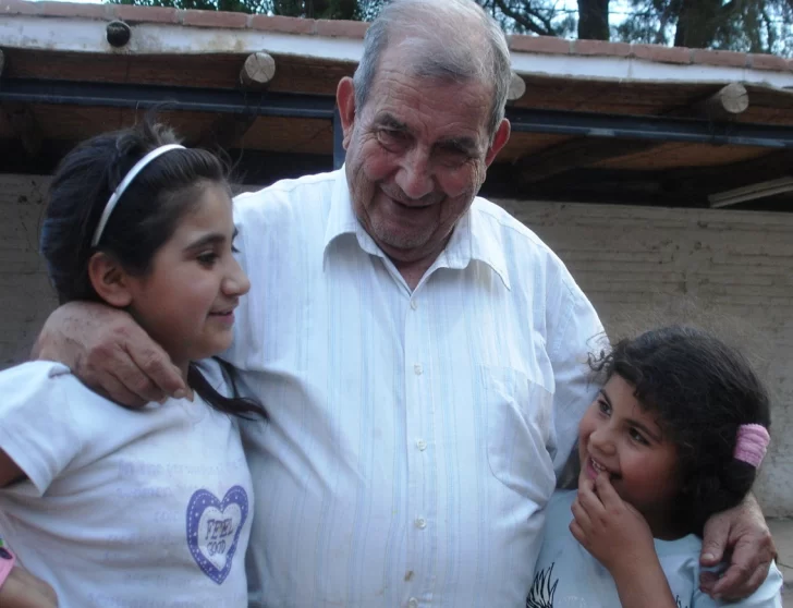 Don Olmos, el angaquero que se dedicó a dar a conocer la historia del departamento Don Olmos, el angaquero que se dedicó a dar a conocer la historia del departamento