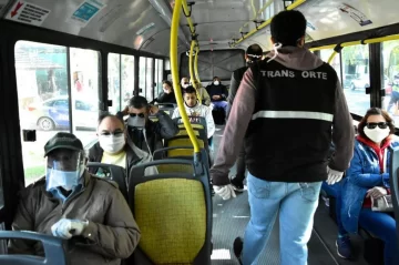 Aconsejan no hablar ni comer en micros ni en las filas de los súper Aconsejan no hablar ni comer en micros ni en las filas de los súper