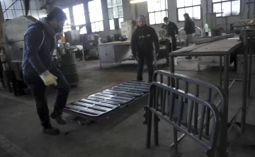 Reparan camas para hospitales sobre el Astillero Río Santiago