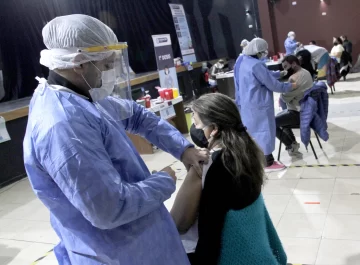 Los efectos adversos de las vacunas detectados en Argentina: ¿hay casos de trombosis?