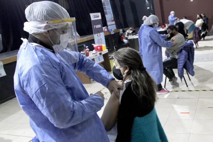 Los efectos adversos de las vacunas detectados en Argentina: ¿hay casos de trombosis?