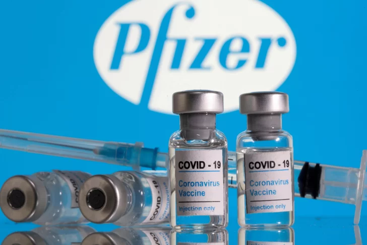 Afirman que dos dosis de la vacuna de Pfizer no ofrecen protección contra la variante Ómicron