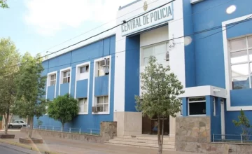 Acusan a un policía de falsificar firmas y cobró unos $46 mil en adicionales que no trabajó