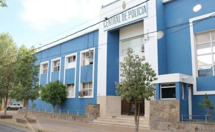 Acusan a un policía de falsificar firmas y cobró unos $46 mil en adicionales que no trabajó