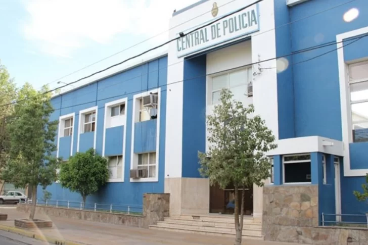 Acusan a un policía de falsificar firmas y cobró unos $46 mil en adicionales que no trabajó